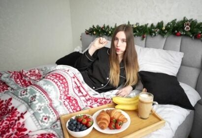 Ăn sáng Giáng sinh của chị kế với con cặc lớn